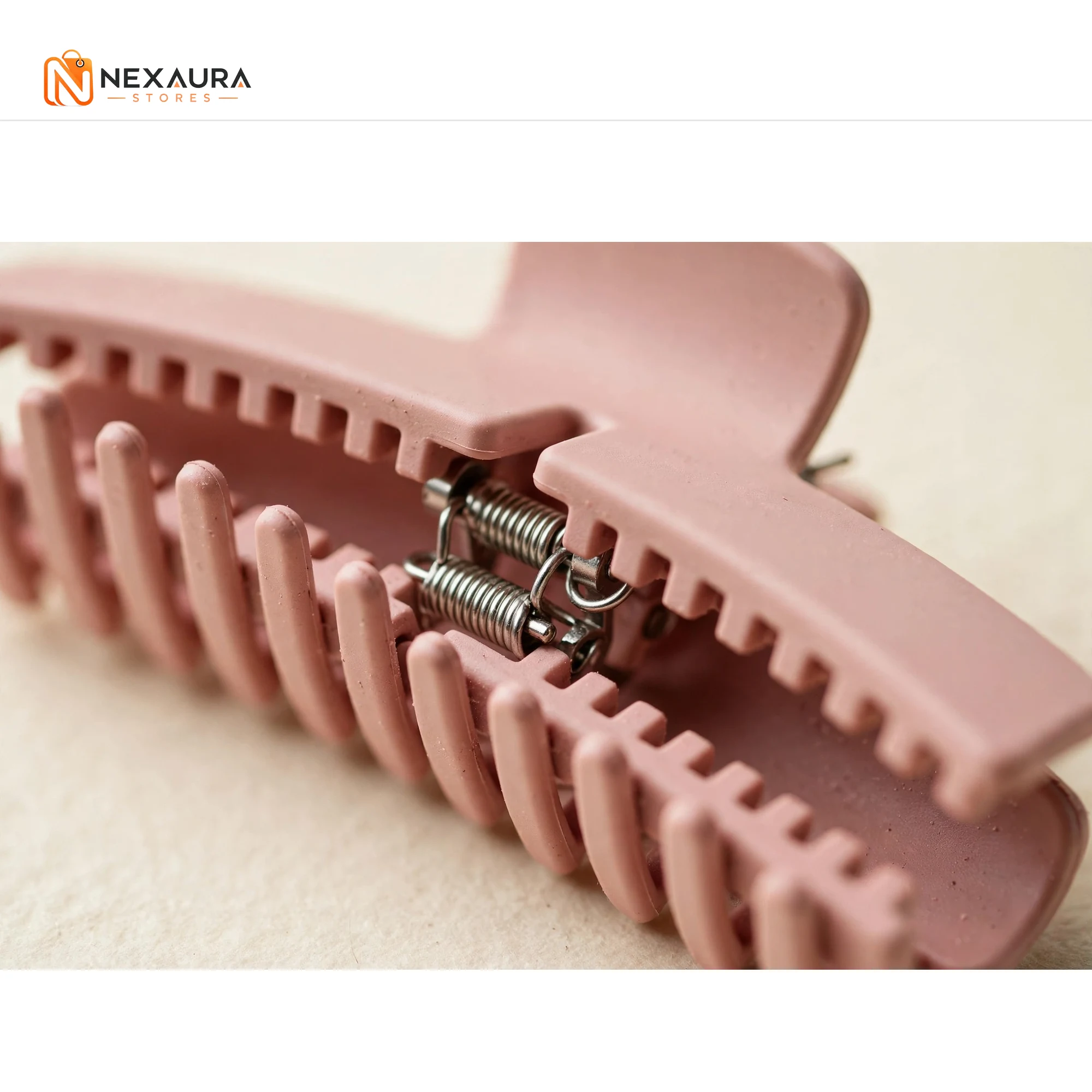 Close-up of the claw clip teeth and spring mechanism